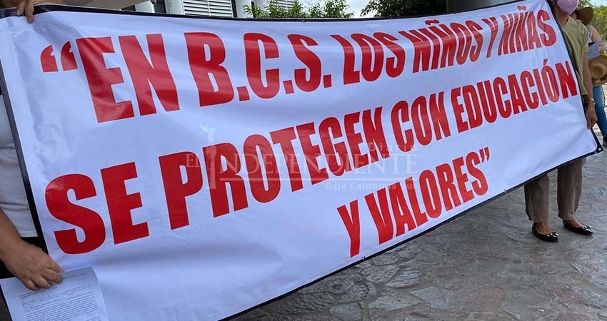 Frente Nacional por la Familia protesta contra la Ley de Infancias Trans en BCS