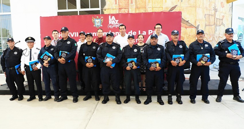 Reconoce el Ayto de La Paz trayectoria de 11 policías municipales en su retiro