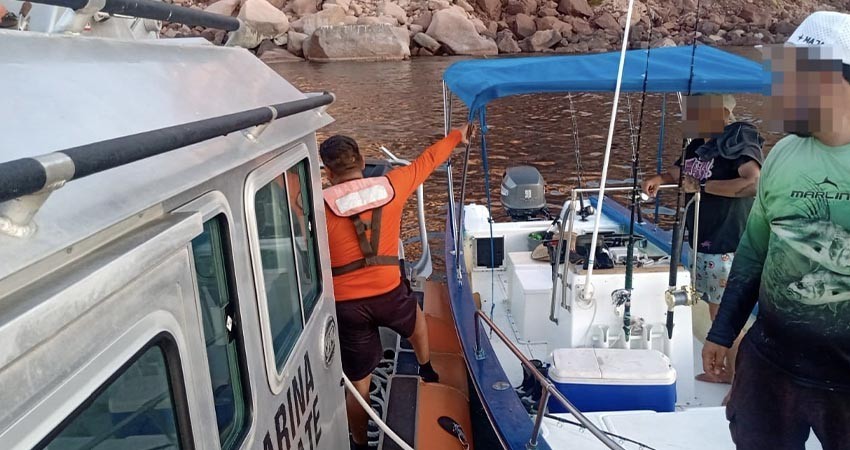 Personal Naval apoyó a dos personas que se encontraban a la deriva, en la Isla Espíritu Santo