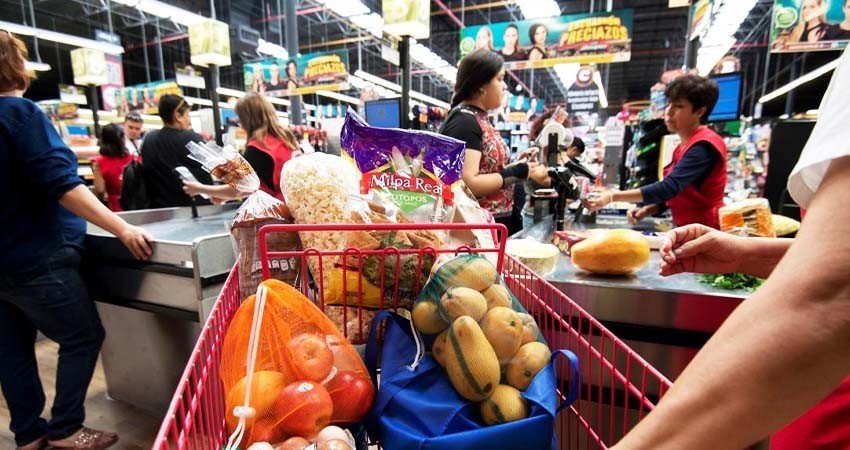 Bajo umbral de pobreza 156,000 trabajadores de supermercado en México: ONG
