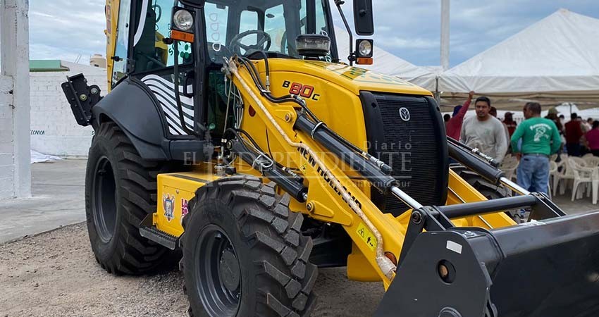 “Brindaremos un mejor servicio”; recibe OOMSAPAS La Paz una nueva retroexcavadora