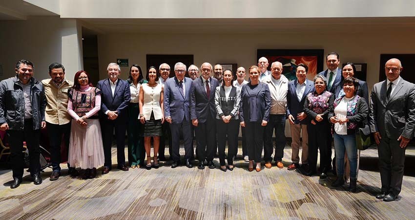 Víctor Castro Cosío, asiste a reunión con gobernadores de la región noroeste y la virtual presidenta Claudia Sheinbaum.