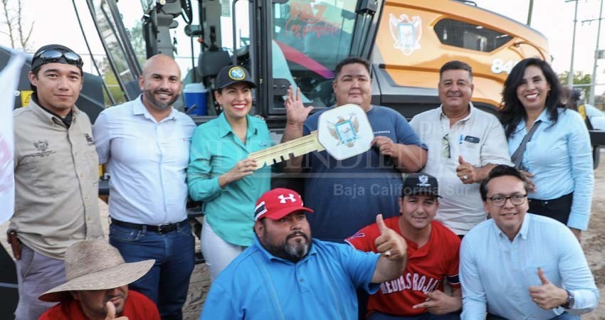 Entrega Alcaldesa moto conformadora a la Dirección de Servicios Públicos Municipales