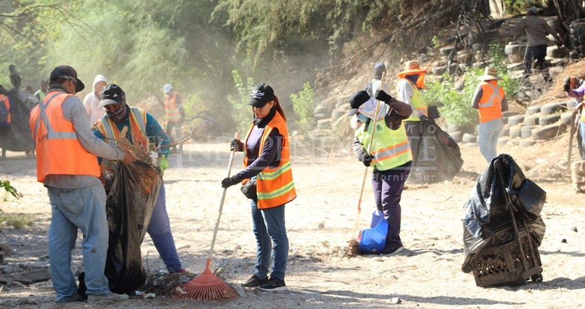Servicios Públicos La Paz realiza limpieza de arroyos; desde escombro hasta muebles y electrodomésticos