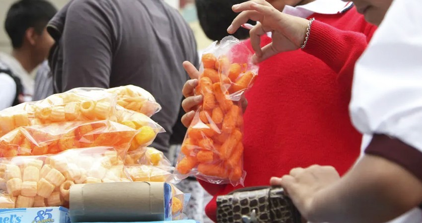 Organizaciones interponen amparo contra SEP por venta de alimentos 'chatarra' en escuelas