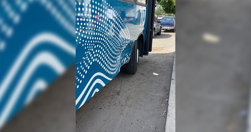 Chocan una nueva unidad del transporte público de La Paz