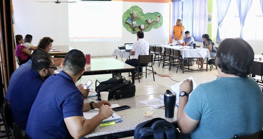 Finalizan este viernes talleres intensivos para docentes de nivel básico