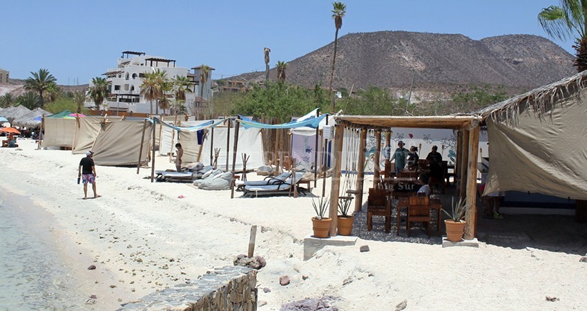 Complejos turísticos invaden la zona federal de playa El Caimancito