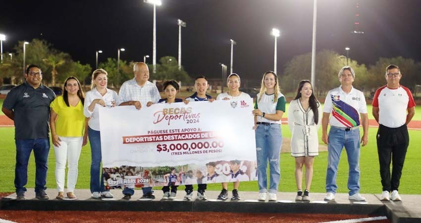 Entrega Quiroga Romero 200 becas a deportistas destacados de La Paz