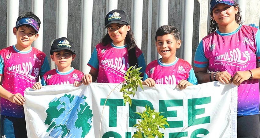 Reforestan niños del programa Impulso zona en la nueva planta potabilizadora de La Paz