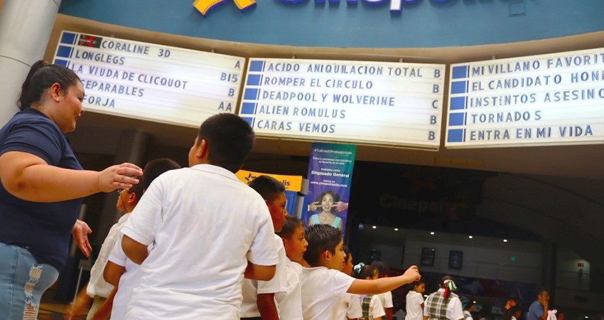 Brinda DIF La Paz función de cine gratis a 600 estudiantes de La Paz