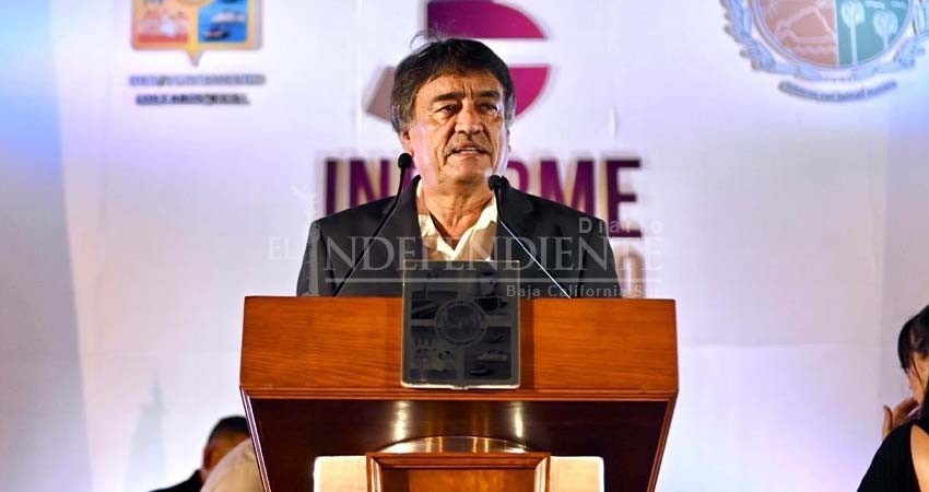 "No vivo de la política, regresaré a ser maestro", dice Leggs Castro tras último informe de gobierno