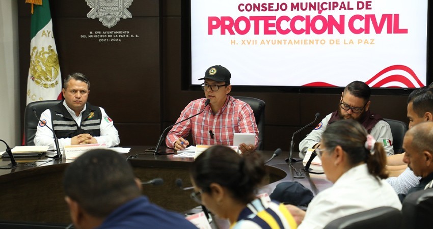 Con normalidad trabajan los servicios de recolección de basura y transporte público en La Paz
