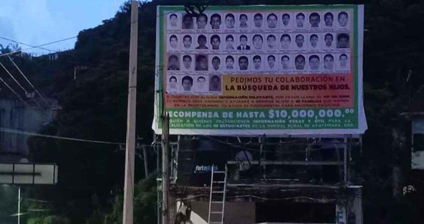 Ofrecen por los 43 normalistas $10 millones de recompensa