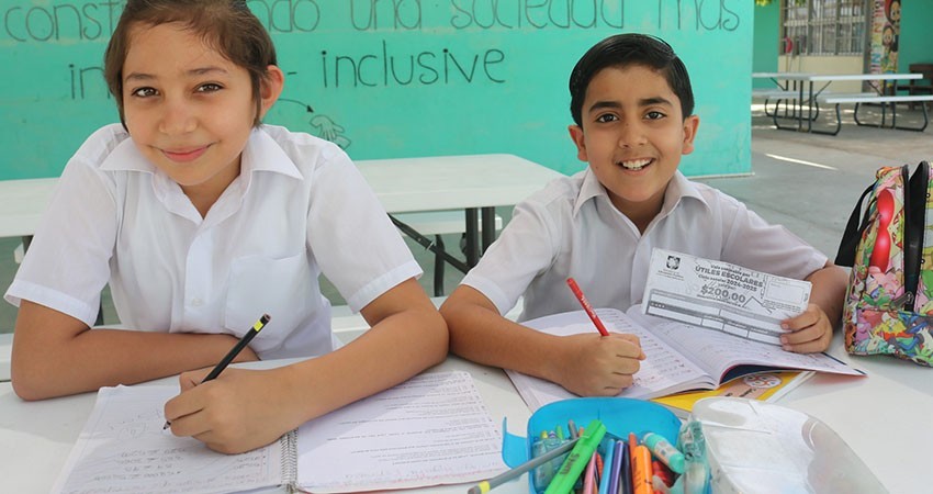 Entrega SEP vales adicionales para útiles y uniformes escolares