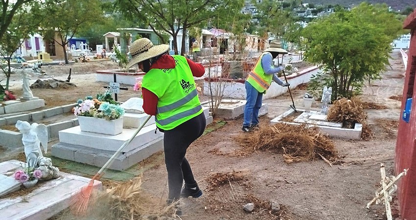 Cuadrillas de Servicios Públicos continúan con mantenimiento en panteón de Los San Juanes
