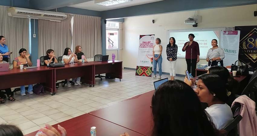 Imparte ISMUJERES taller a estudiantes de la Benemérita Escuela Normal Urbana