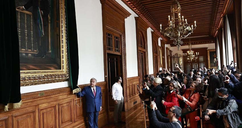 López Obrador devela su retrato presidencial en Palacio Nacional