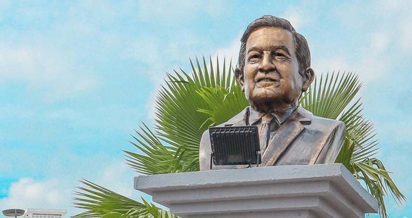 A pesar de que dijo que no, en Veracruz develan busto en honor a López Obrador