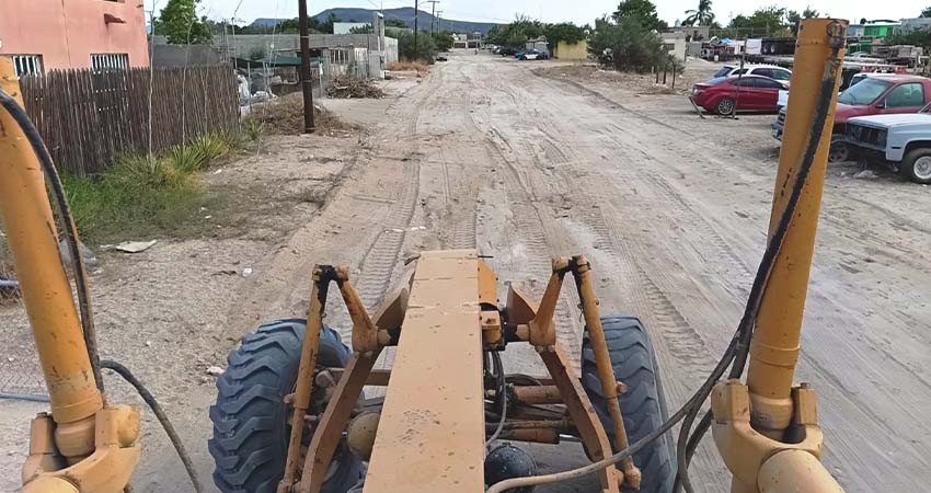 Nivela Servicios Públicos más de 12 km de accesos alternos de terracería en La Paz