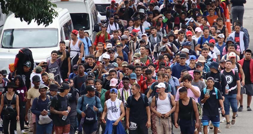 Miles de migrantes parten en caravana a Estados Unidos desde la frontera sur de México