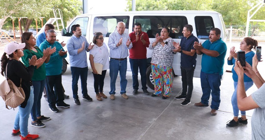 Entrega el gobernador transporte escolar y anuncia mejoras en infraestructura y salud en El Carrizal