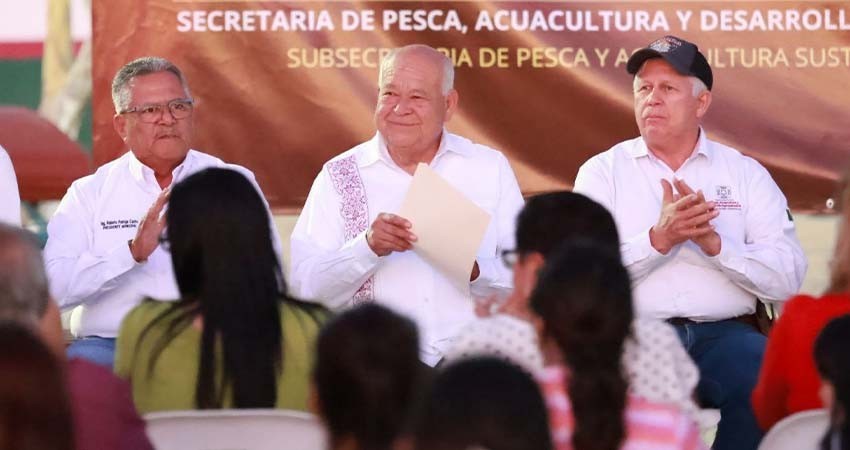 Con inversión de 4.5 mdp entrega el gobernador apoyos para el sector pesquero y acuícola en Comondú