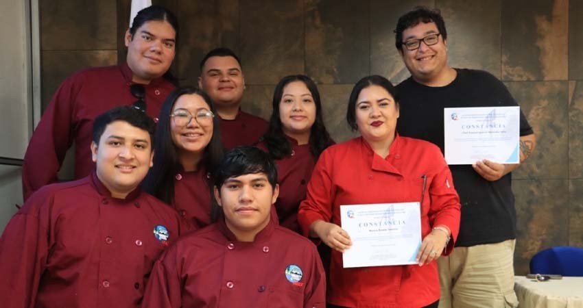 Reconocen a estudiantes de la UABCS que ganaron Primer Reto Gastronómico “Mesas Marinas” en La Paz 2024