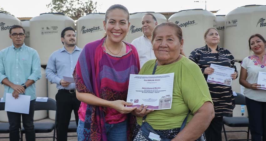 Encabeza Milena Quiroga la entrega de 80 tinacos en la colonia Vista Hermosa