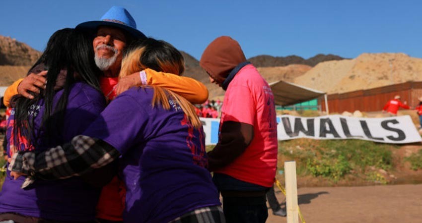 Al menos 200 familias se reúnen por minutos en frontera entre México y EU