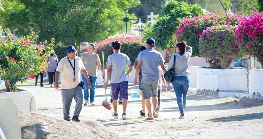 Cerca de 50 mil personas visitaron los panteones municipales por el Día de Muertos