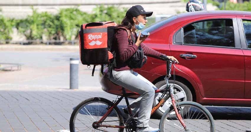 Repartidoras acusan que el plan de Sheinbaum para regular trabajo en apps las afectará