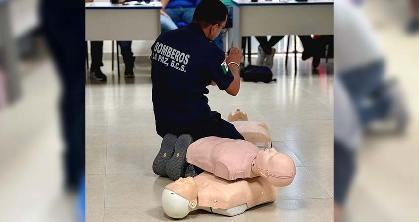 Capacitan Bomberos de La Paz en primeros auxilios a 60 maestros de educación física