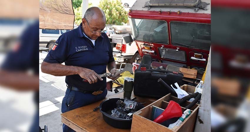Brindan servicio y mantenimiento a las unidades de Bomberos en La Paz