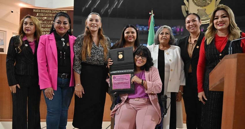 Entrega Congreso de BCS medalla María Dionisia Villarino a Amanda Urbán Domínguez