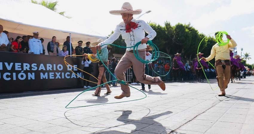 Con desfile cívico-deportivo conmemora el gobierno de BCS el CXIV aniversario del inicio de la Revolución Mexicana