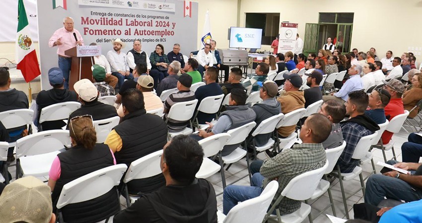Entrega Castro Cosío constancias a trabajadores agrícolas temporales, y apoyos para el autoempleo en Comondú