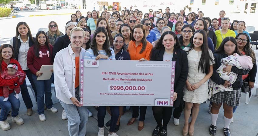 Entrega el Ayuntamiento de La Paz apoyos económicos a 83 madres estudiantes