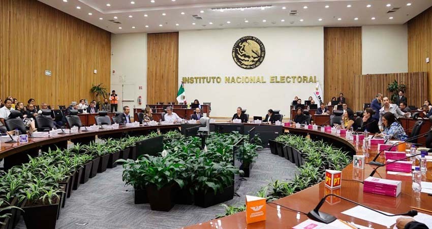 Juez denuncia a consejeros del INE por no acatar suspensión de elección judicial