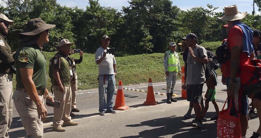 Acusan bloqueo de autoridades mexicanas a caravana migrante