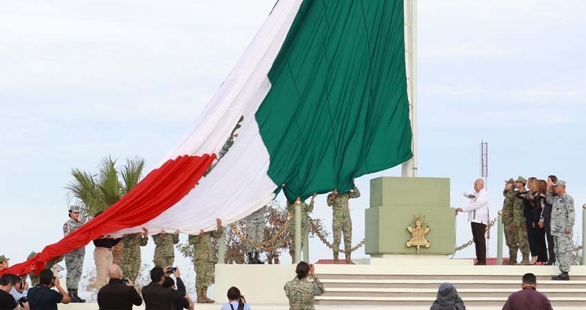 La bandera, símbolo de unidad y de identidad: Víctor Castro