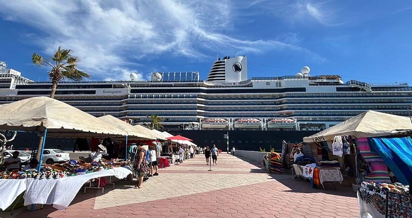 Cierre parcial del malecón para la colocación de puestos de artesanos durante arribos de cruceros
