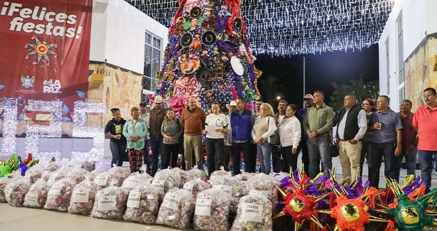 Encabeza Milena Quiroga entrega de piñatas y dulces