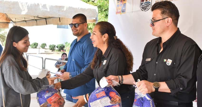 Entrega Ayuntamiento de Los Cabos 1,500 pavos a familias de Cabo San Lucas  