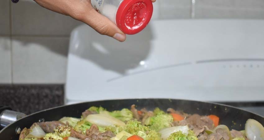 Piden a la población disminuir el consumo de sal en los alimentos