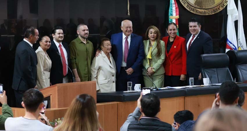 Acude el gobernador al 50 aniversario de la constitución política del estado libre y soberano de BCS