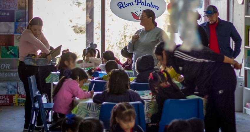 Niñas y niños de preescolar visitan la biblioteca infantil “Abra Palabra”