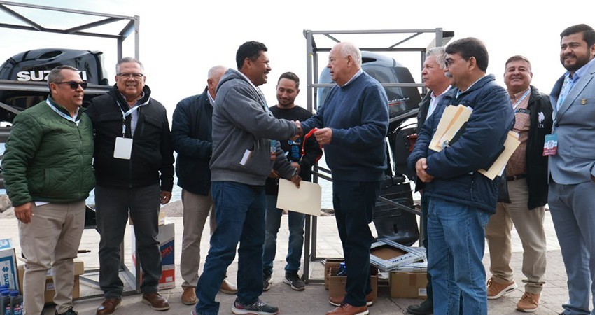 Gobierno de BCS entrega equipo a sector pesquero en el municipio de Loreto
