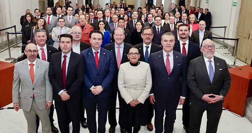 Empresarios en México se comprometen a emplear a miles de migrantes deportados por EU