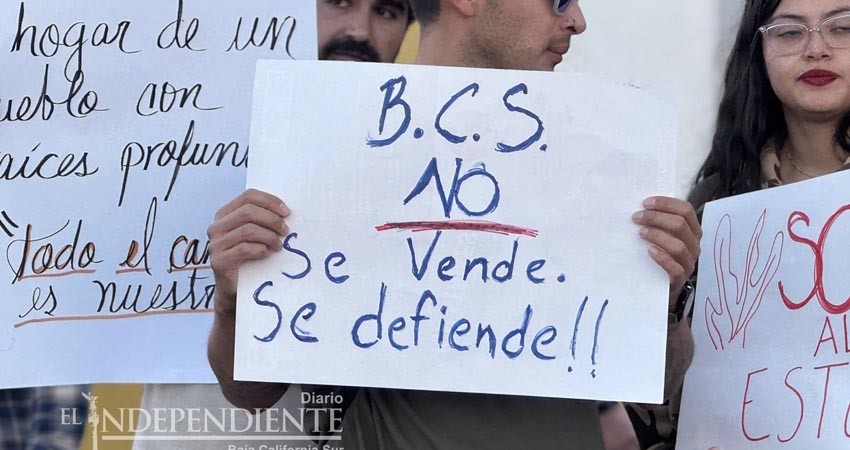 Protestan ciudadanos durante el informe de 100 días de Christian Agúndez